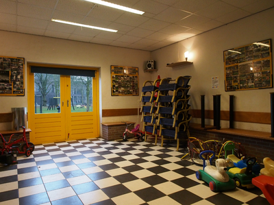 830021 Interieur van het voormalige seinhuis Blauwkapel aan de Eykmanlaan te Utrecht: de vroegere relaiskamer, hier in ...